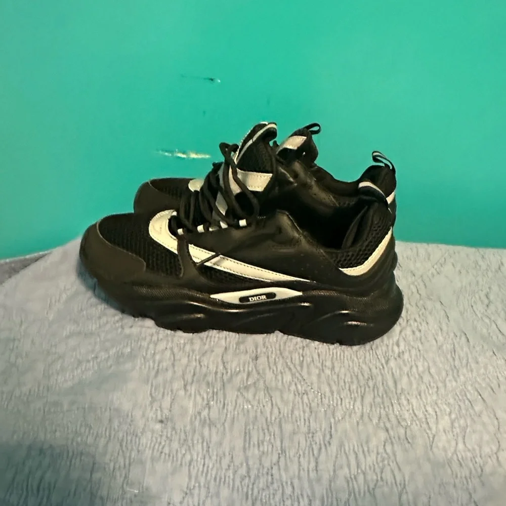 Dior B22 Black and White Mesh Sneakers - Picture 2 of 3